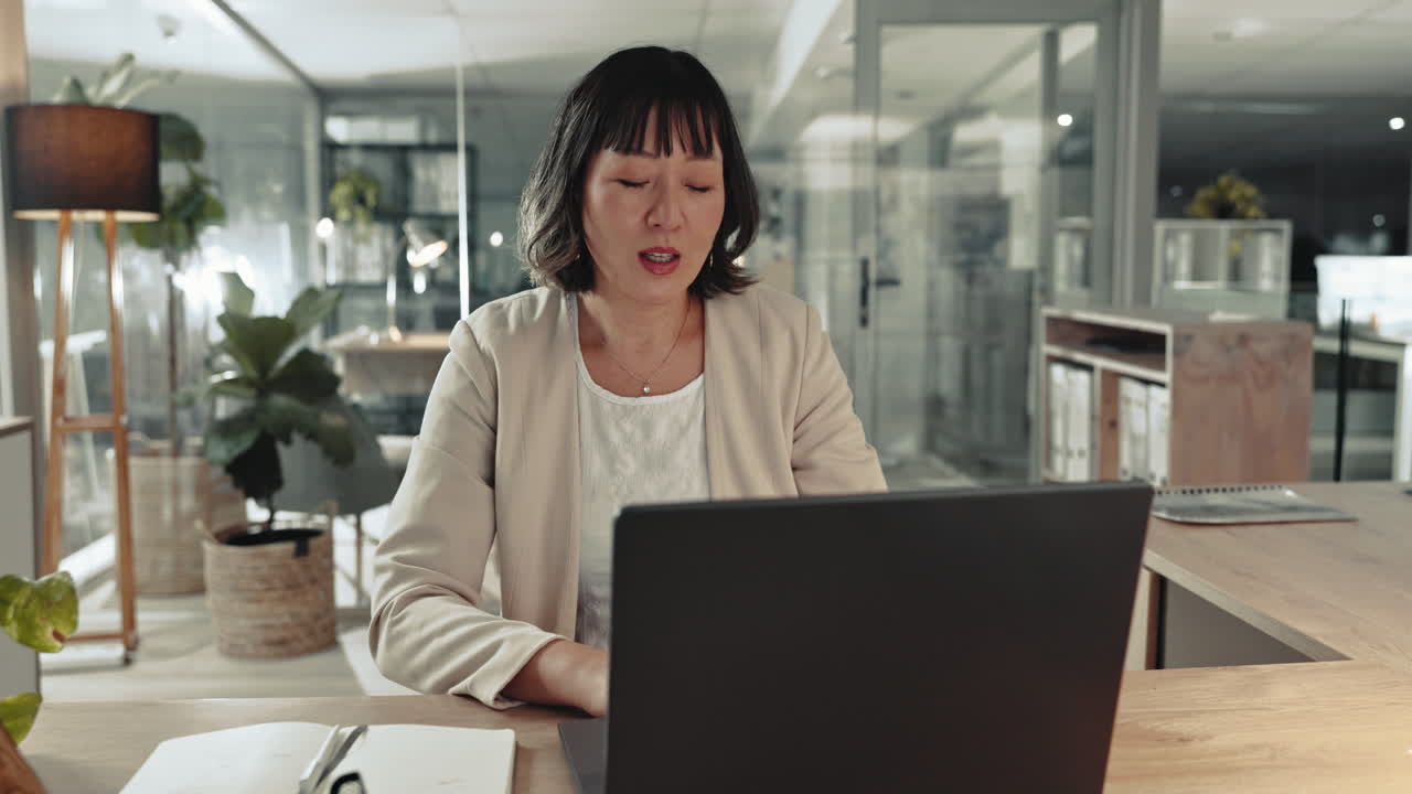 비디오 통화, 노트북 및 비즈니스 아시아 여성