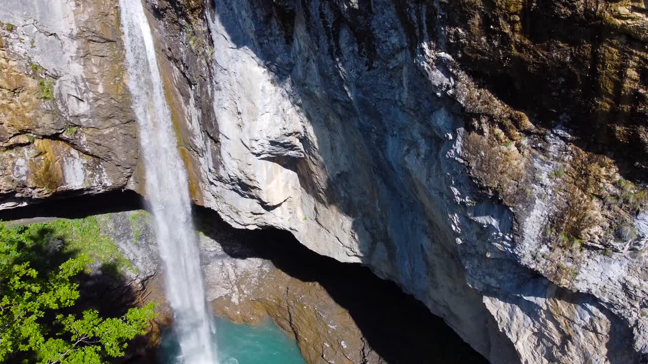 Ripresa aerea della cascata Berglistüber nelle Alpi svizzere in Svizzera.