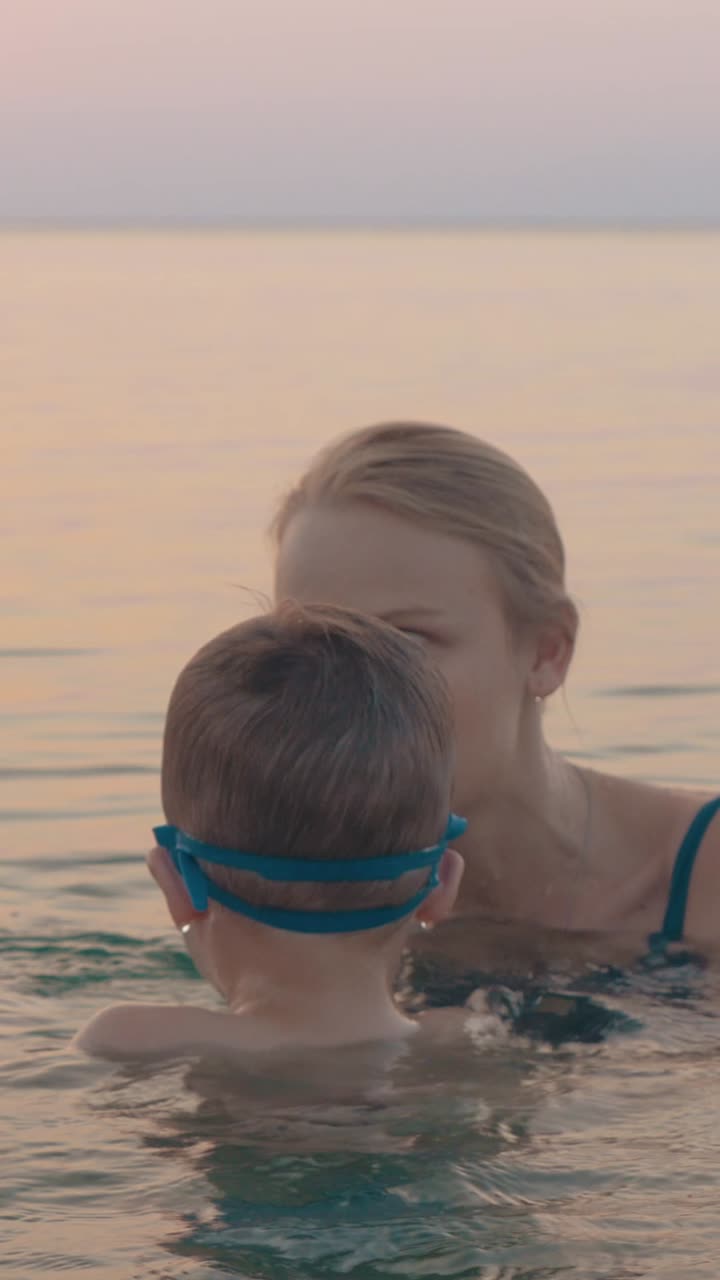 바다에서 수영하는 사람들