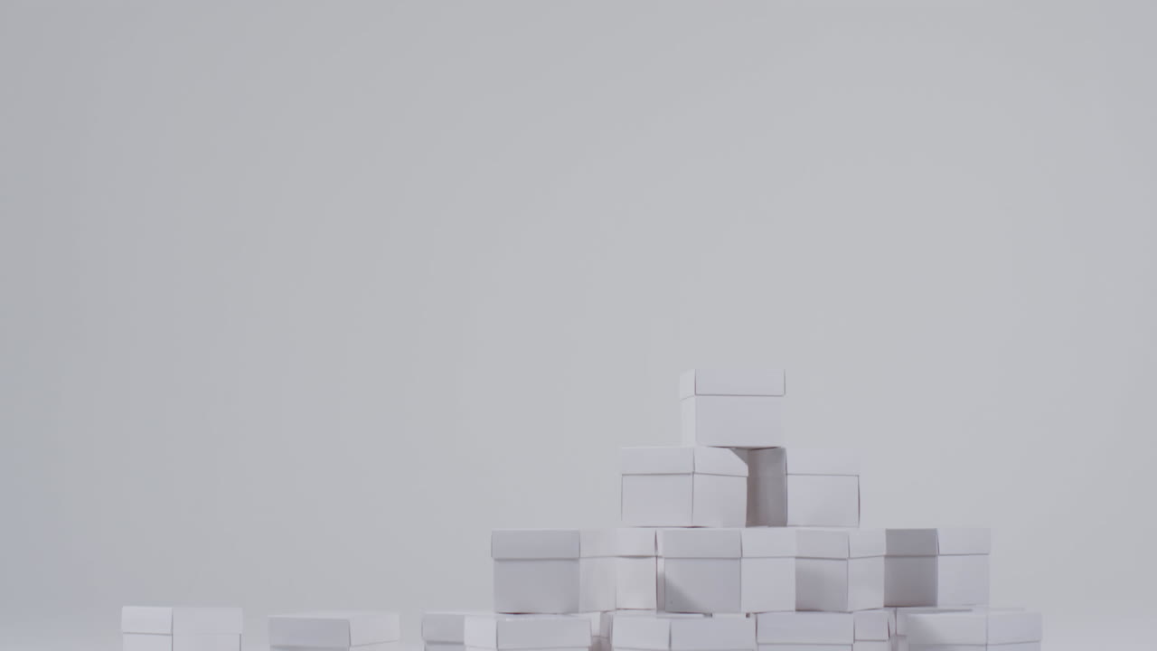 video de cajas de cartón apiladas con espacio de copia sobre fondo blanco