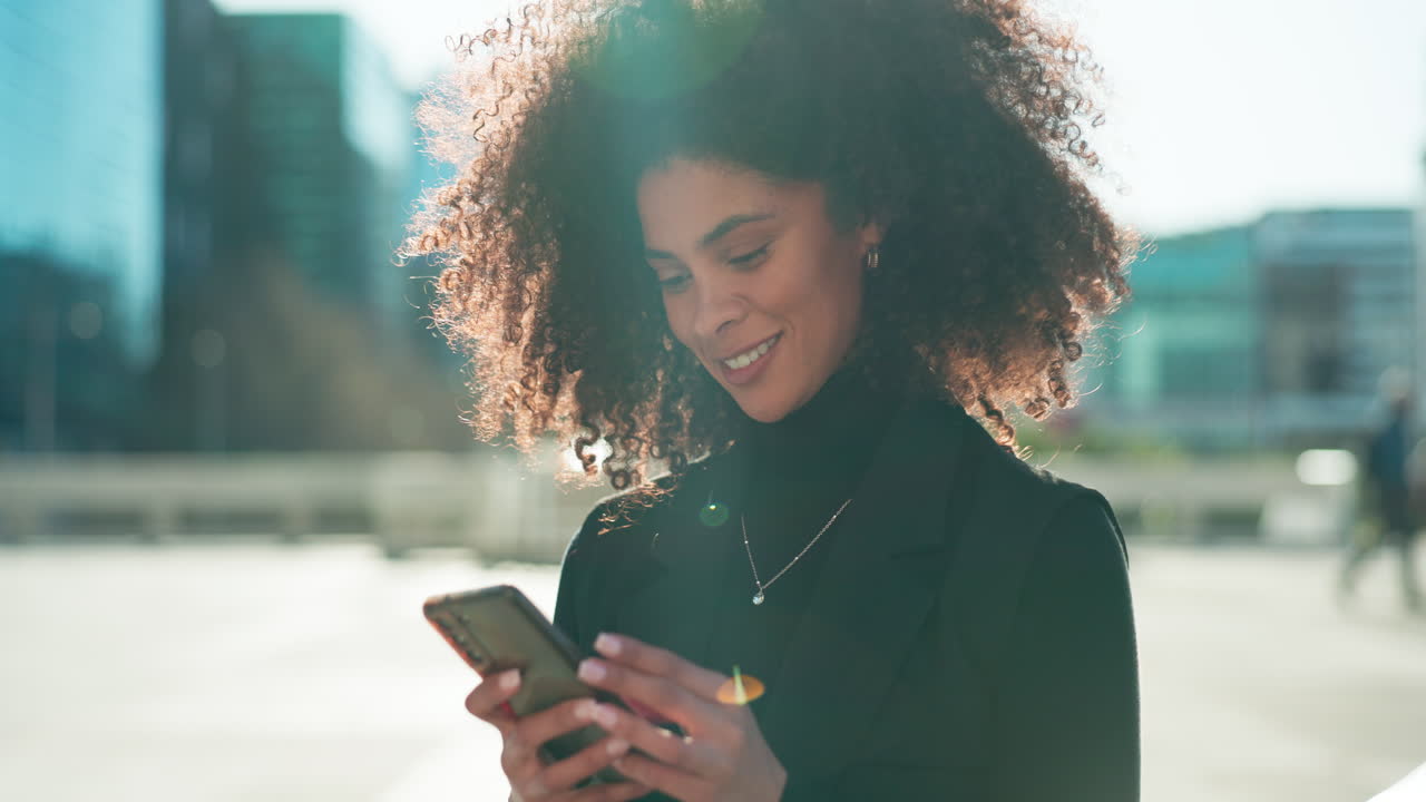 Felice, telefono o donna d'affari in città sui social