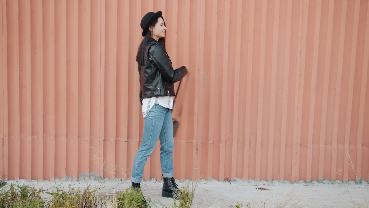 Donna alla moda che propone all'aperto