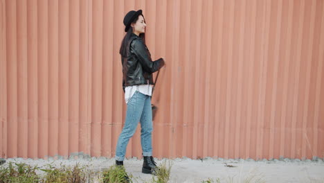 mujer elegante posando al aire libre
