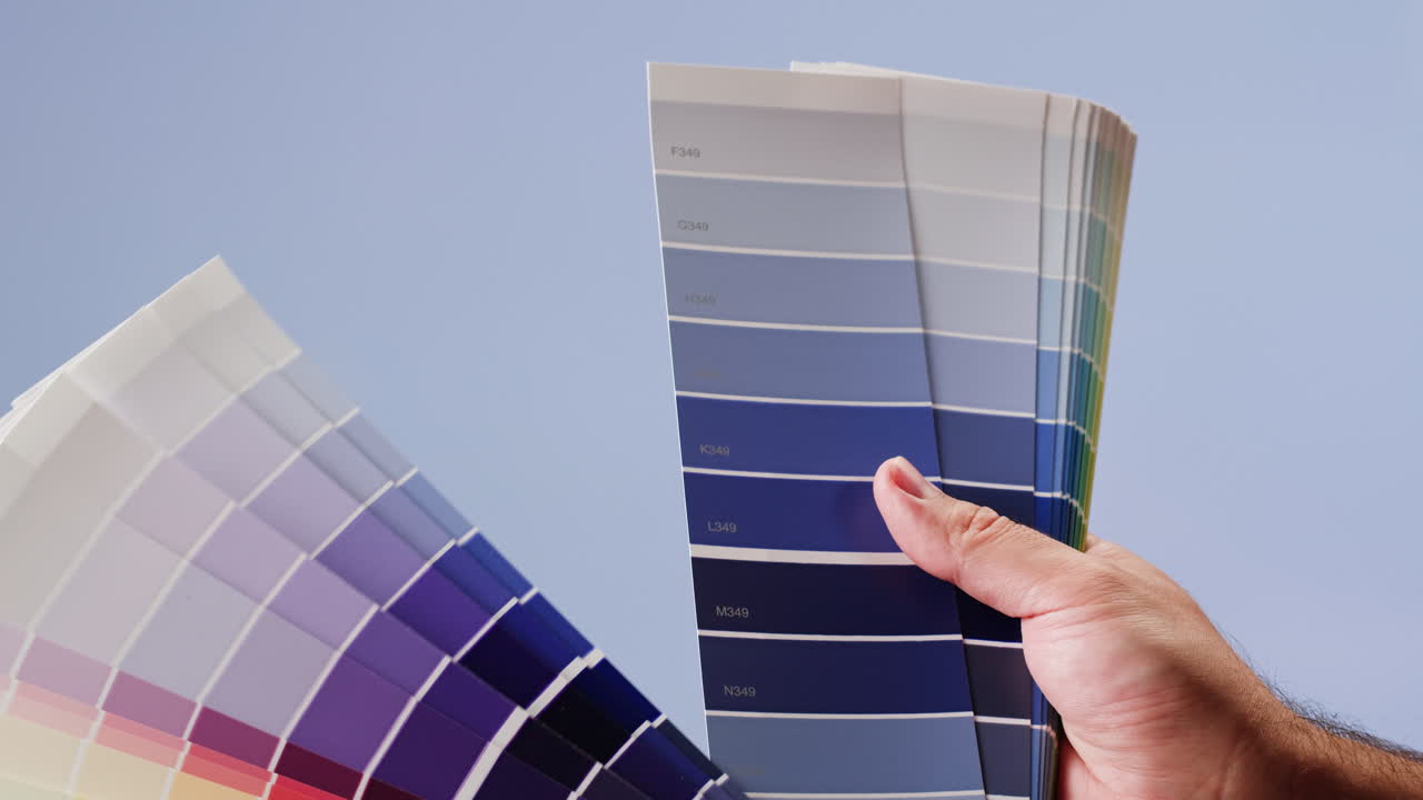 muestras de pintura en la mano
