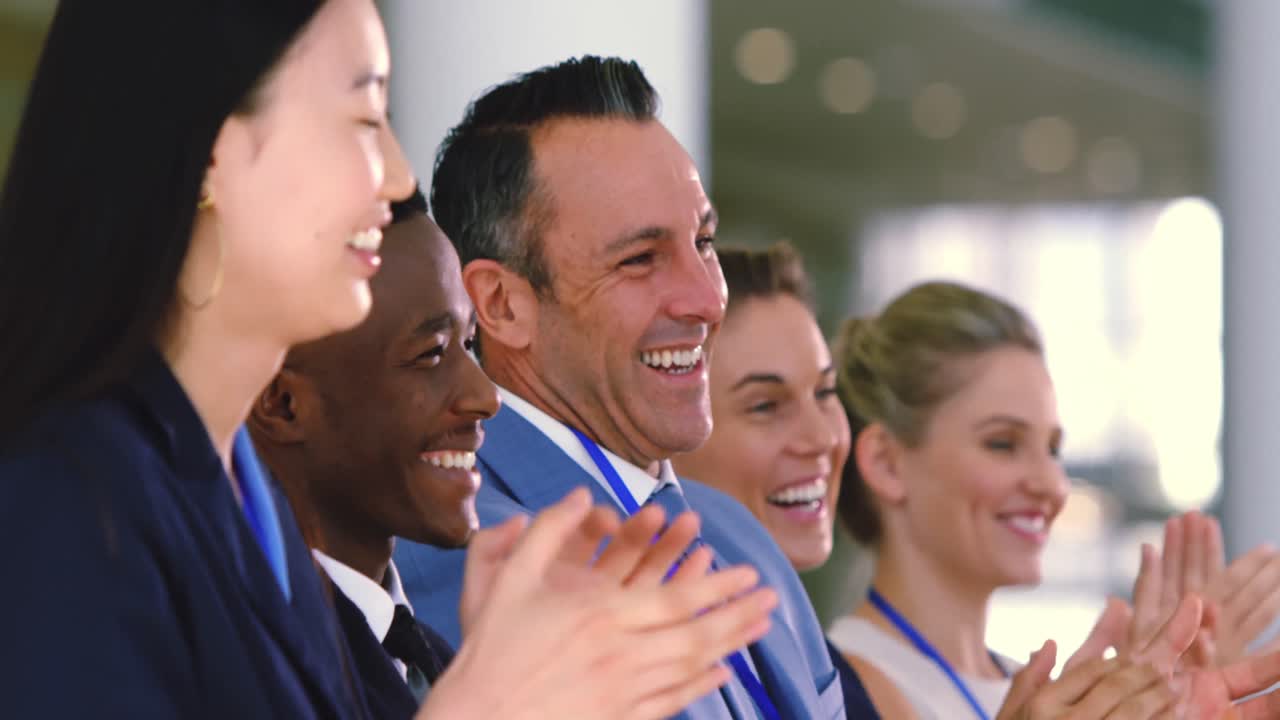 Business people applauding in a business seminar 4k