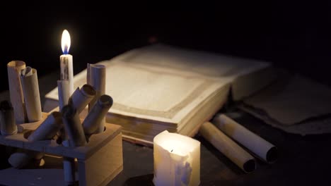 libro de época histórica y imagen a la luz de las velas.