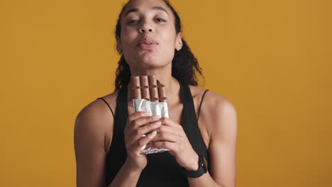 una mujer afroamericana feliz sobre un fondo amarillo.