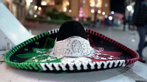 Traditioneller-Mexikanischer-Sombrero-Mit-Drei-Symbolischen-Farben