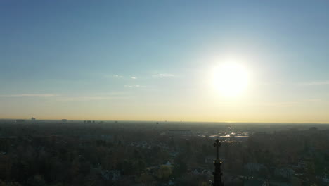 Una-Toma-Aérea-Del-Campanario-De-Una-Catedral,-Tomada-Al-Amanecer