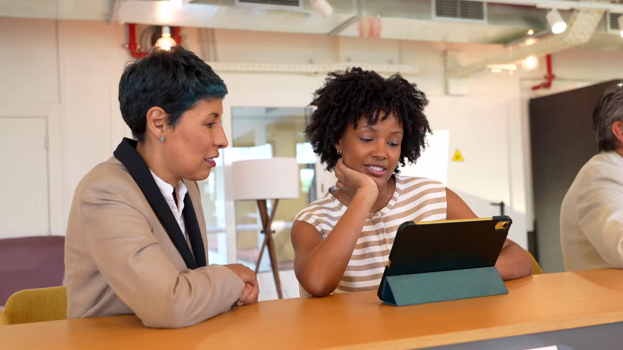 mujeres de negocios que colaboran en la oficina moderna