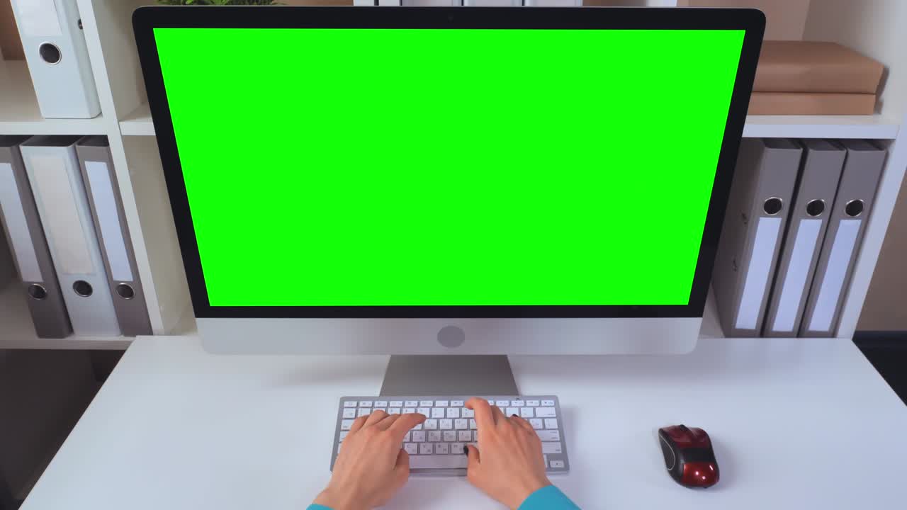 la secretaria introduciendo datos en el ordenador