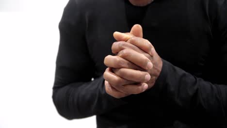 orando a dios con las manos juntas sobre fondo blanco con gente almacen de metraje de video