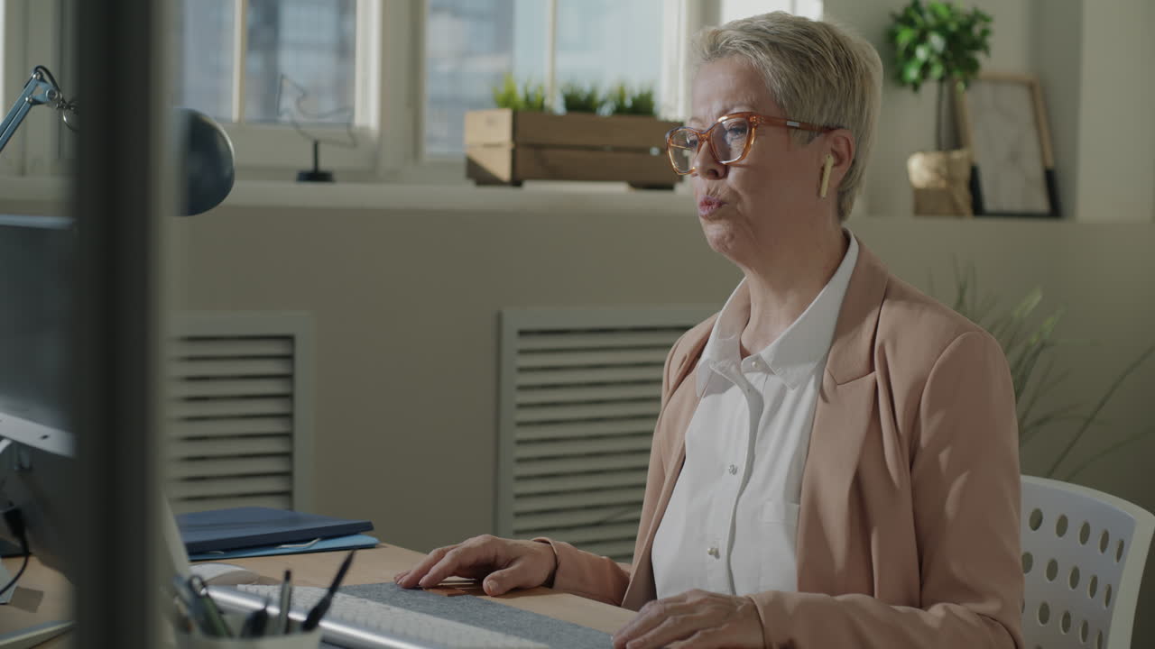 Forretningskvinne som jobber ved skrivebordet sitt
