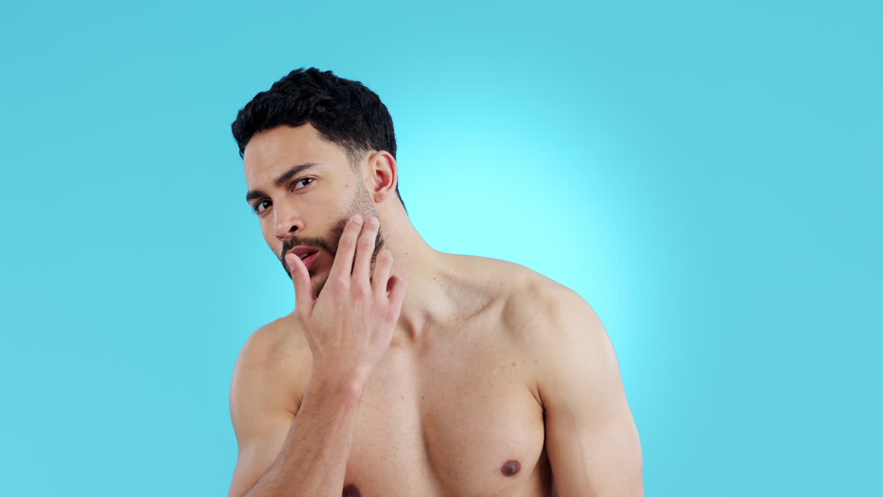 스튜디오에서 남자의 얼굴, 수염 및 피부 관리