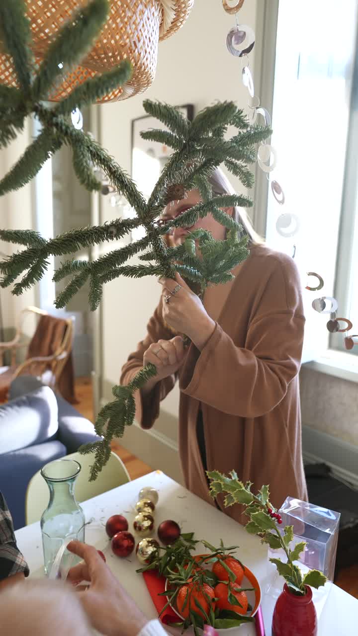 mujer decorando para navidad