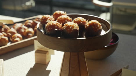 muffins recién horneados presentados en un plato de madera durante un delicioso y soleado brunch matutino, creando una experiencia de desayuno deliciosa y visualmente atractiva