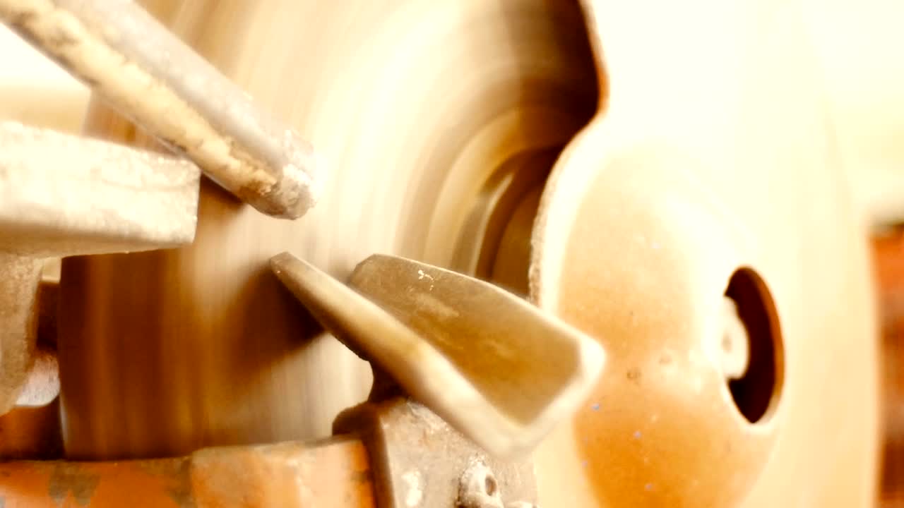 을 날카롭게 하기 위한 근접 는 기계