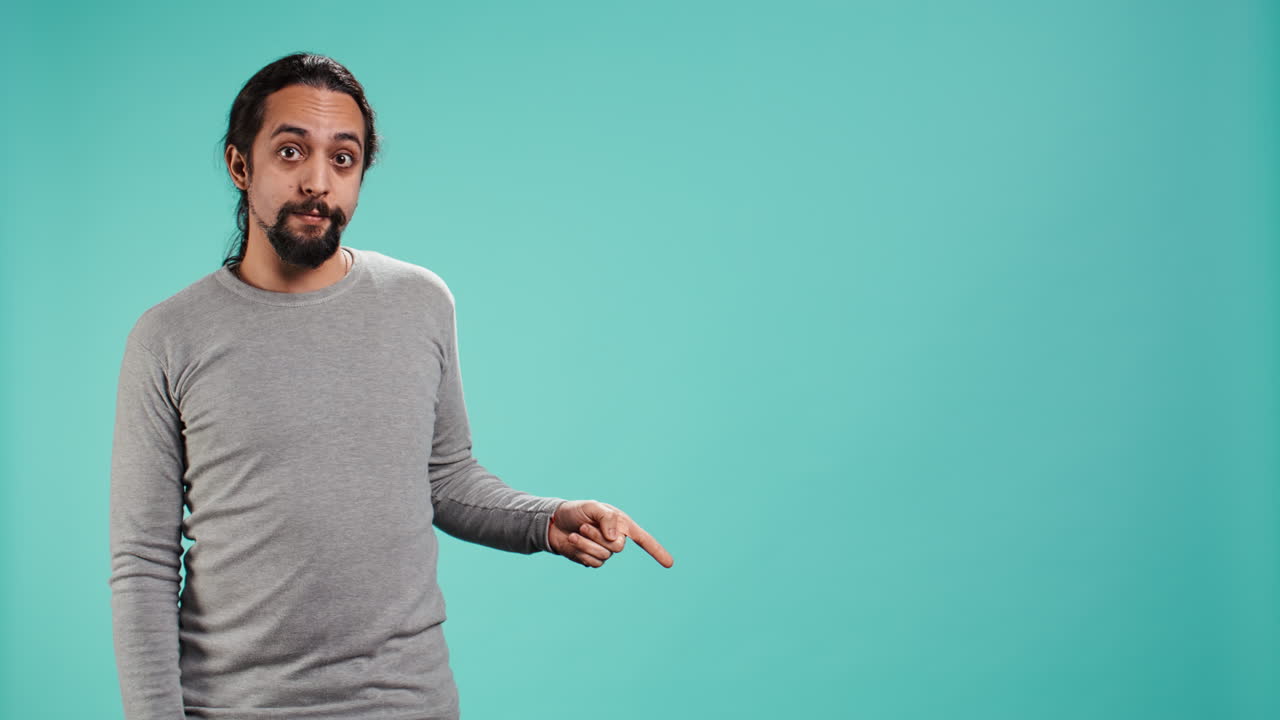 hombre mostrando espacio de texto de copia, haciendo publicidad