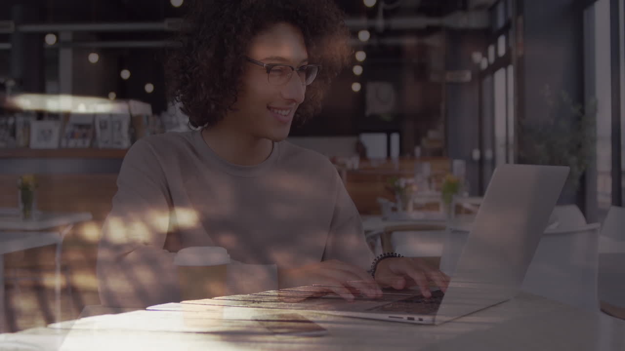 Animação de mulher sorrindo usando laptop em um café sobre pessoas apressadas caminhando na cidade