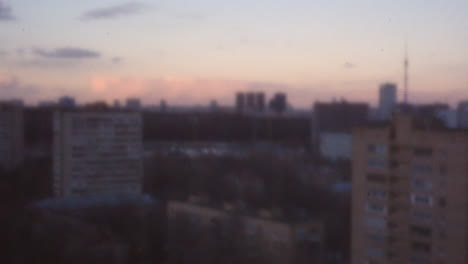 vista de moscú con bloques de apartamentos en el estilo retro de la noche