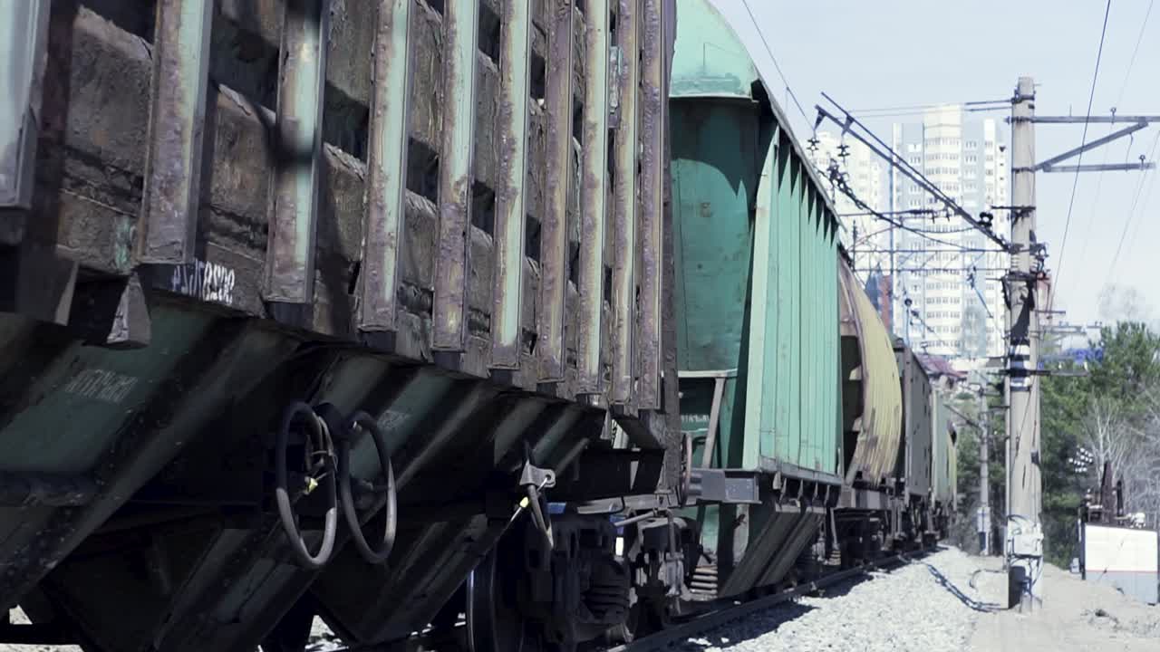 вагоны грузовых поездов в городской обстановке