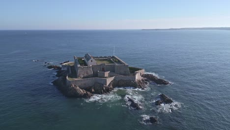 Fuerte-Nacional-En-Un-Islote-Cerca-De-La-Costa-De-Saint-Malo,-Bretaña-En-Francia