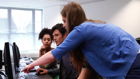 estudiantes trabajando juntos en la sala de computadoras