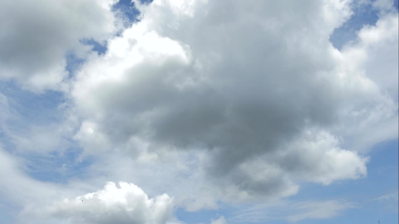 파란 하늘 배경에 있는 색 은 구름의 시간 경과