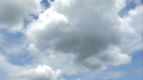 lapso de tiempo de nubes blancas y esponjosas en el fondo del cielo azul