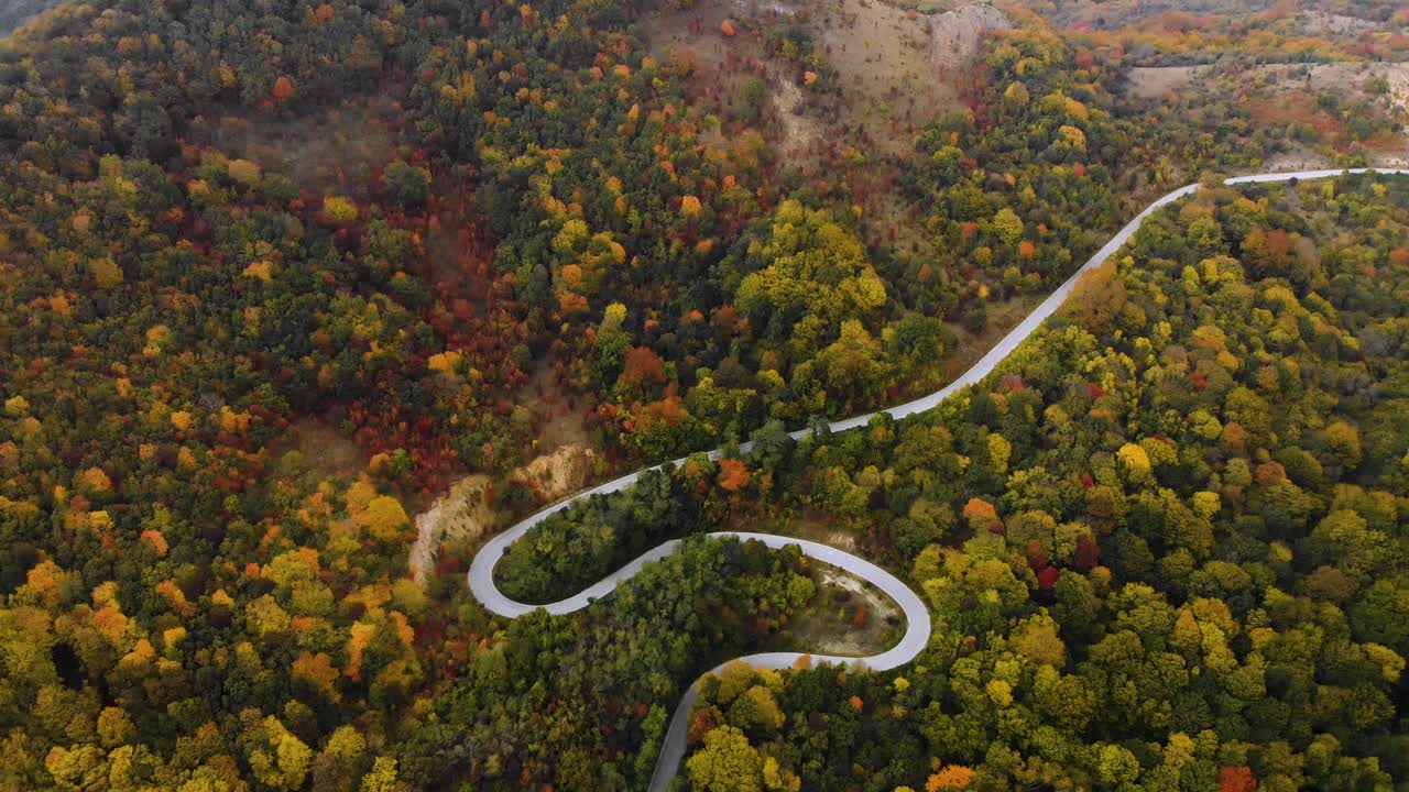 imágenes aéreas de una sinuosa carretera de montaña en otoño- 12