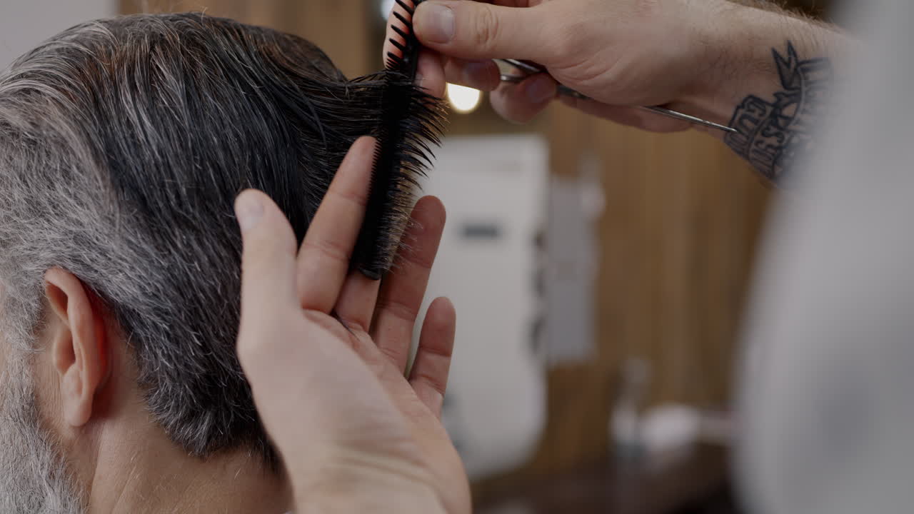 un hombre se corta el cabello en la barbería.