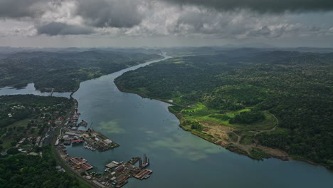 toma panorámica cinematográfica v3 aérea del canal de panamá que captura el pequeño pueblo de gamboa y el hermoso paisaje del río chagres y la selva tropical con una densa nube tormentosa en el cielo - filmada con mavic 3 cine - abril de 2022