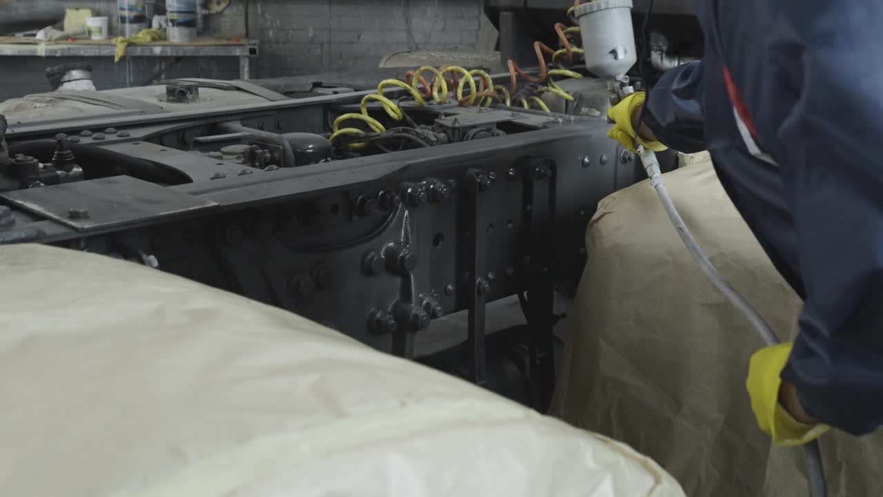 트럭에 스프레이 페인팅 강철 4k 50fps