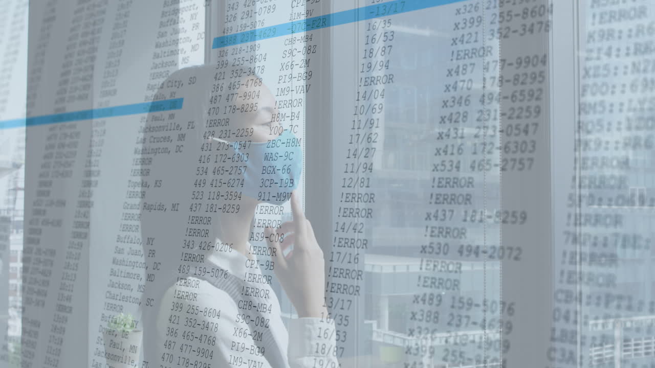 animación del procesamiento de datos financieros sobre la mujer de negocios asiática pensando con máscara facial en la oficina