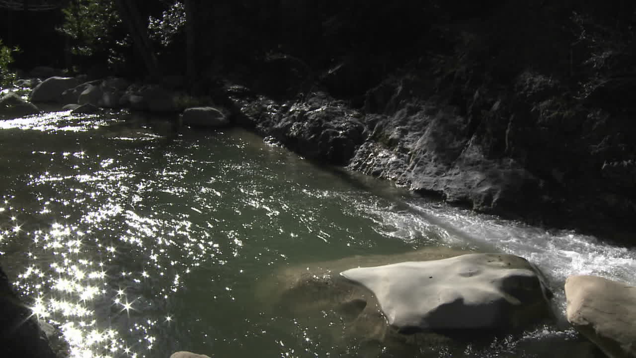 la luz se refleja en el arroyo matilija de north fork sobre ojai, california