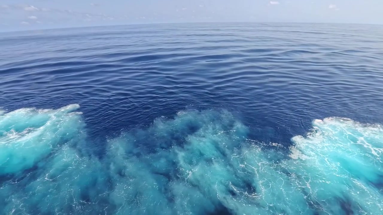 紺碧の海に泡立つターコイズの航跡