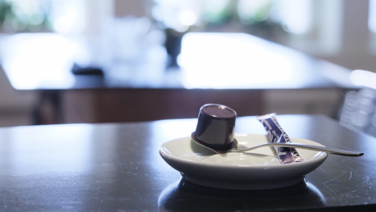 하루 동안 아메리카노 또는 필터 커피를 마시기 위해 카페 또는 레스토랑에서 테이블에서  ⁇ 는 커피 한 잔을 가져와 놓는 손의 클로즈업  ⁇