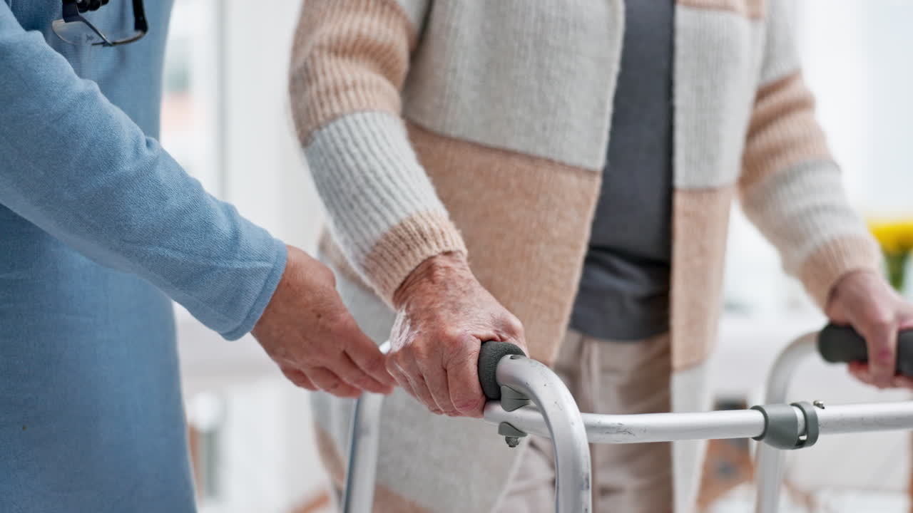 manos, caminante o cuidador con el paciente