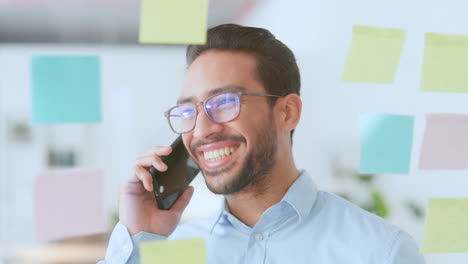 joven hombre de negocios hablando por teléfono