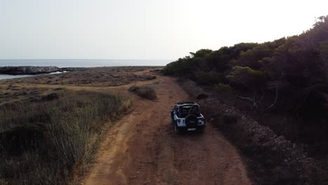 Familie-Im-Urlaub-Im-Jeep-Fährt-In-Richtung-Meer,-Auf-Der-Insel-Favignana,-Sizilien