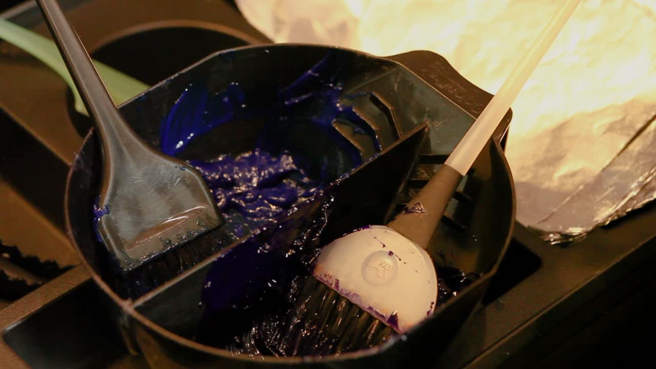 esteticista recoge papel de aluminio