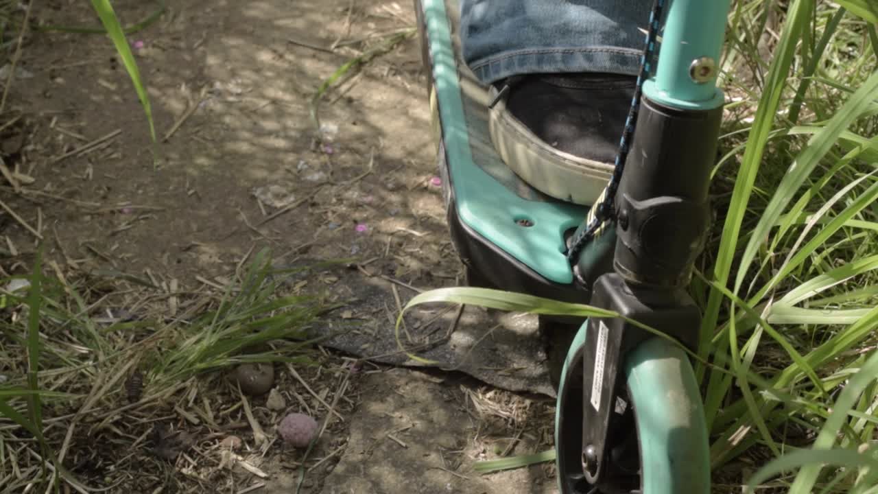 Fare un giro in scooter lungo un sentiero di campagna