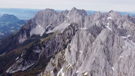 Antena-De-Picos-Escarpados-Y-Rocosos-De-Las-Montañas-Alpinas,-Paisaje-épico-Paisaje-De-Drones-Vista-órbita-Voladora