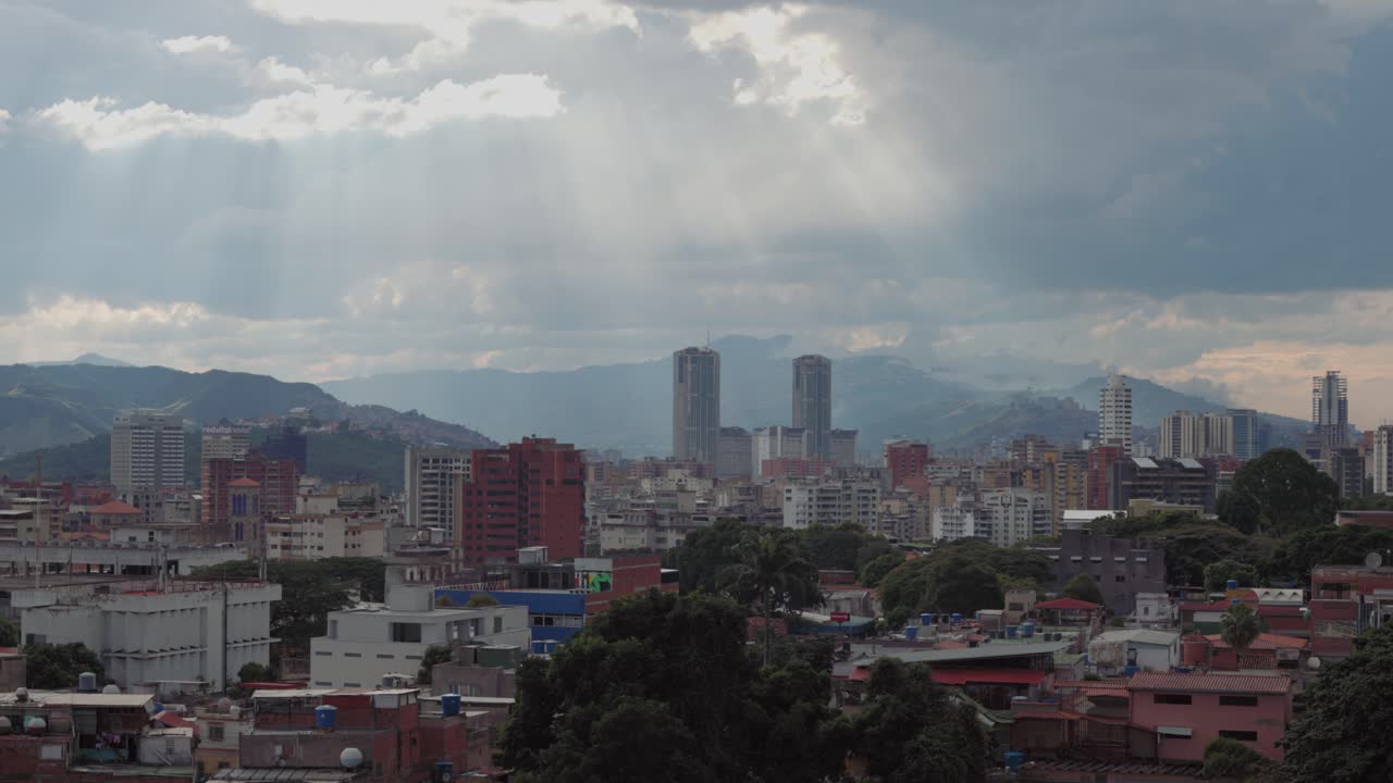 Vista del lato ovest della città di Caracas - Venezuela con raggi solari riflessi.