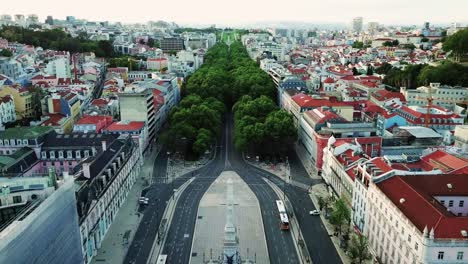 lockdown. luftaufnahmen zeigen, dass sehenswürdigkeiten und touristenattraktionen in lissabon völlig leer sind, mit nur wenigen autos auf den straßen. restauradores-platz