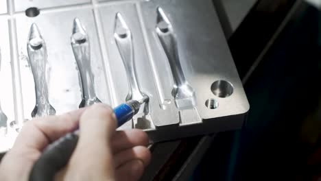 apretando a mano un tornillo en un accesorio metálico con herramientas de precisión en enfoque suave