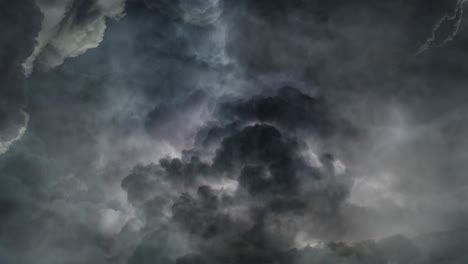 acercar la tormenta con relámpagos en nubes oscuras en movimiento