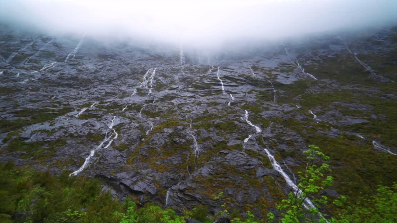 Milford Sound, Tunnel Homer, Parete Darran, Catena montuosa Darran, Porta Ovest, cascate, parete rocciosa a picco, nuvole, piovosa stagione primaverile, Nuova Zelanda Aotearoa, novembre dicembre, Isola del Sud, Alpi del Sud