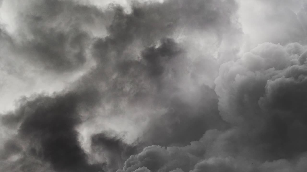 번개가 치고 어두운 구름의 극적인 전망