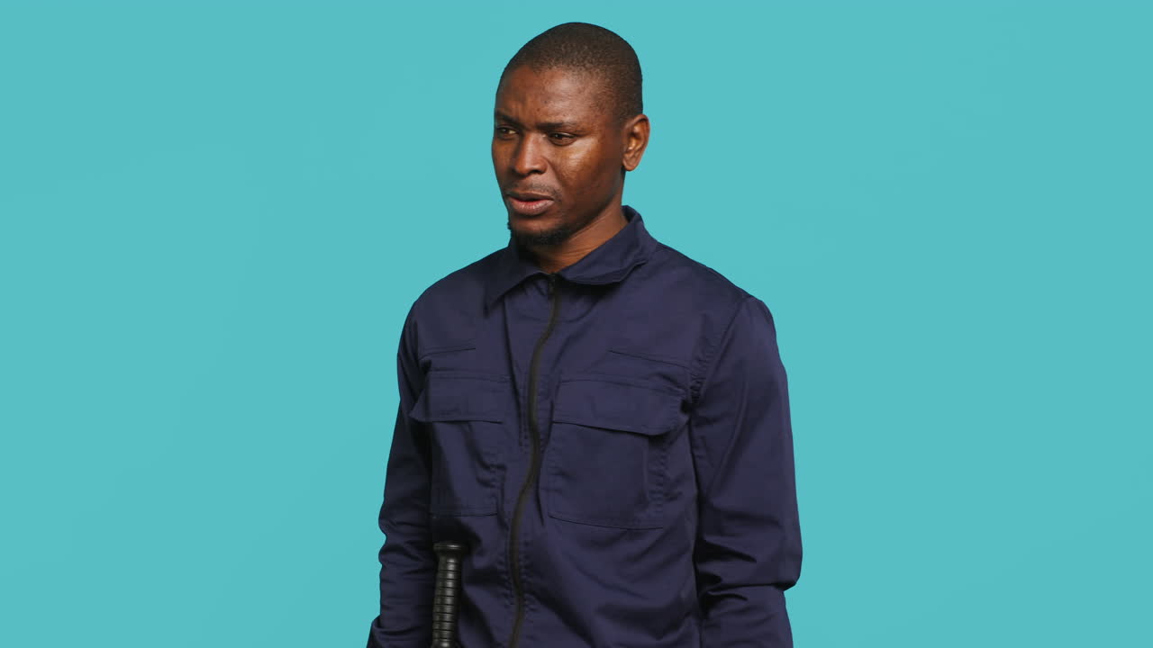 보안 경비원 의 초상화 는 건물 을 감시 하는 동안 주변 을 둘러보고 있다